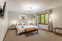 Minutes to a Magical Apres Ski! 4 Bedrooms, EV Charger, Mins to 4 Ski Mtns