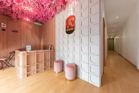 Urbanview Hotel R House Batuaji Отели в г. Sagulung