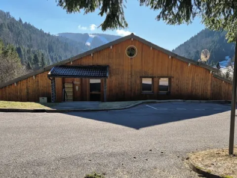 quiet apartment at the col des feignes, panoramic view of the station honneck 福隆尼快車附近的飯店