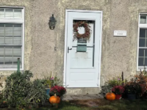 Charming 2 Bedroom, 2 Bath, Coastal Carriage House in Marblehead