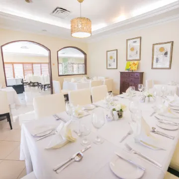 Courtleigh Hotel & Suites