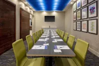 Holiday Inn Express & Suites MADISON by IHG - parking