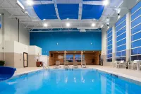 Holiday Inn Express & Suites NORTH BATTLEFORD by IHG - С бассейном