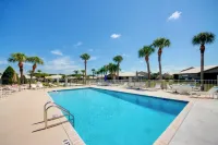 Screened Porch + Pool Access: Cozy Sebring Condo - Pools