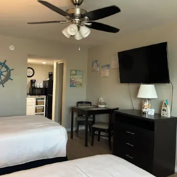 Waterfront Views in Rockport–FultonStay at Our Charming Motel Room.