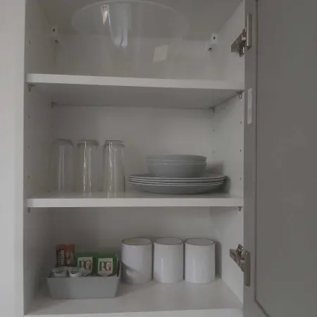 Ground-Floor Family Studio Apartment with Double and Single Beds – Free Parking Отели рядом с достопримечательностью «Пристань для яхт Хаслар»