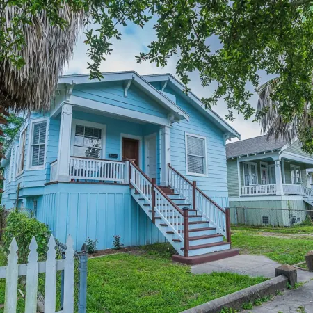 Uptown Cottage 2 Minutes to the Strand and Utmb Отели рядом с достопримечательностью «Ист-Бич»