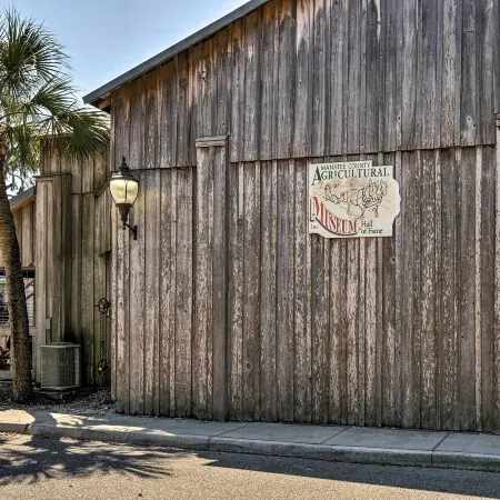 2 Mi to Riverwalk: Palmetto Gem w/ Fire Pit & BBQ