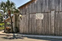 2 Mi to Riverwalk: Palmetto Gem w/ Fire Pit & BBQ