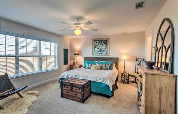 3rd-Floor Riverfront Condo Walk to Downtown Eats!