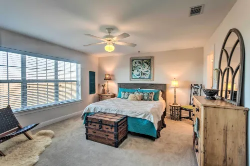 3rd-Floor Riverfront Condo Walk to Downtown Eats! - Wifi