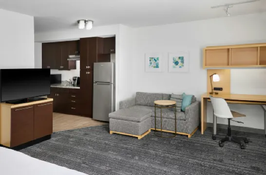 勞倫斯市中心TownePlace Suites酒店