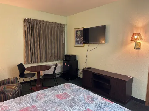 Highland Inn Peculiar Hotels in Raymore Township