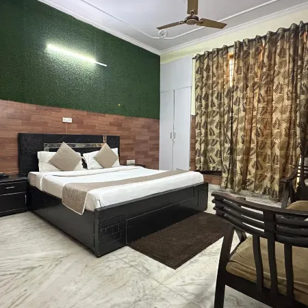 Hotel Ashray Noida