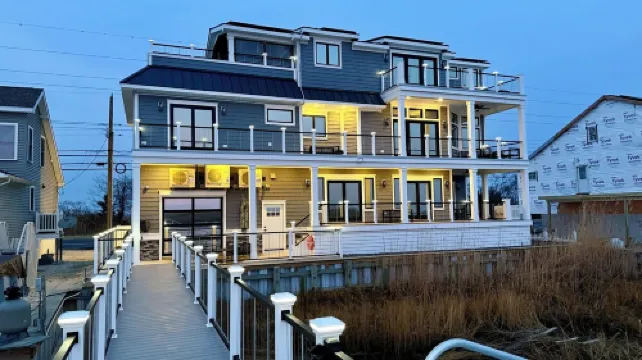 New 4,500 Sq.ft. 14 Guests, 5 Bed, 5 Bath, SkyDeck, Spa, Elevator, Docks, WiFi.
