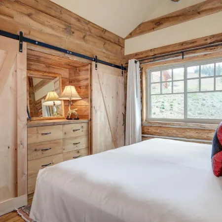9 Cabin Hollow 2 Bedroom Home by Moonlight Basin Lodging