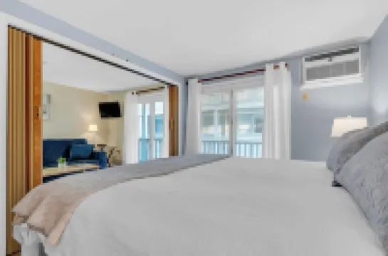 All is Wells Incredible Location! Walk to Beach