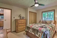 Deck & Resort Amenities: Pocono Lake Home - 3 estrellas