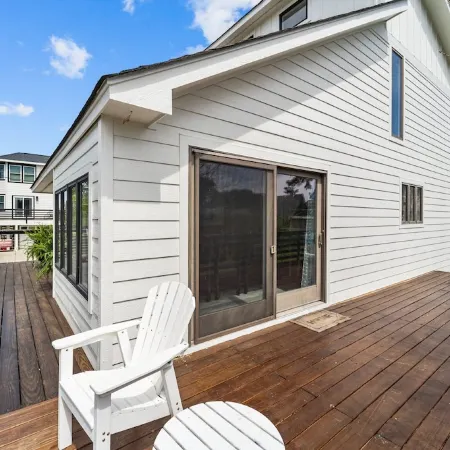 Semi-Soundfront on Bay Drive - Whole Home, Large Yard and Decks!