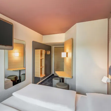 B&B Hotel Kassel-Lohfelden Отели рядом с достопримечательностью «Стадион «Ауэштадион»»