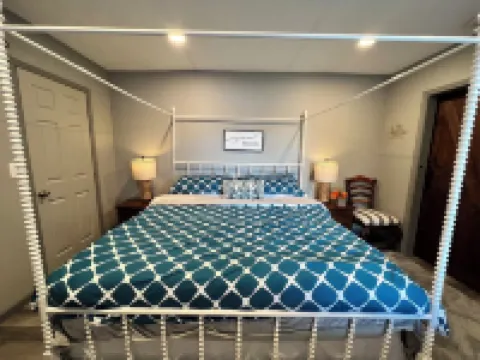 Lake Vibez: 5Br Pocono Lakefront, Private Dock, Swim, Kayaks, Boats, Pickleball