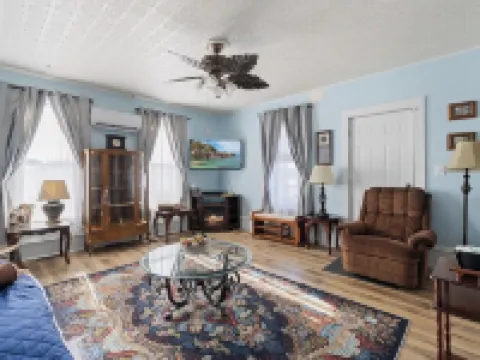 Pet-friendly Historic 4BR Home in Illinois Hotels in Henry County