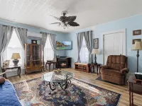 Pet-friendly Historic 4BR Home in Illinois