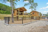 Cozy Creekside Stay for 8 - Chalets