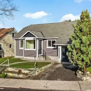 Sunny 3BR Retreat Near Everet Waterfront Отели в г. Эверетт