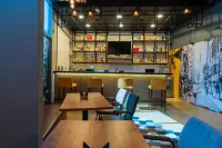 DoubleTree by Hilton Dubai Port Saeed - bar