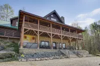 210-acre Cabin w/ Trails & Hot Tub in Tuscumbia! - Homestays