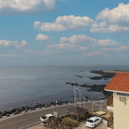 Jeju Bahama Pension Отели рядом с достопримечательностью «Храм Когванса»