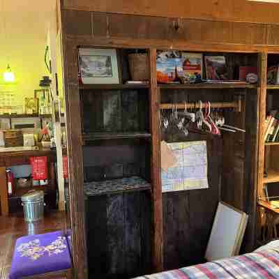 Artful, Rustic Backyard Cabin-Sustainable Ethic, Downtown 20 Min, 5-Star Shower Rooms