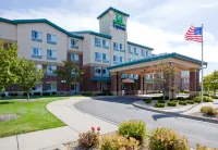 Holiday Inn Express & Suites ST. PAUL NE (VADNAIS HEIGHTS) by IHG - parking