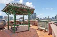 Otis Apartment - 457 Rooftop Garden - Homestays