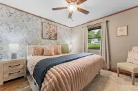 Private Pickleball Court, Sauna, Hot Tub, Heart of Branson, Sleeps 13! - 4 Yıldız