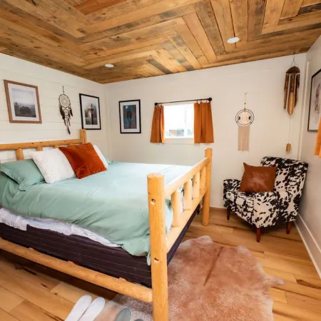 Cowboy Bunkhouse hot tub/lake/farm/nature