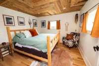 Cowboy Bunkhouse hot tub/lake/farm/nature - 레지던스