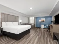 La Quinta Inn & Suites by Wyndham Dallas I-35 Walnut Hill Ln Hotels in der Nähe von Freizeitpark Zero Gravity