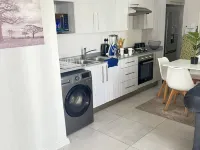 Cozy Luxury Apartment Midrand Smart TV, Fast Wi-Fi Hotels in Midrand
