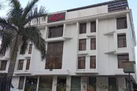 Meraj Inn by Sanjay Hospitality Pvt. Ltd. - 停車場