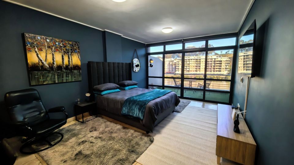 Tranquil Executive Apartment with Lake Views in Cape Town