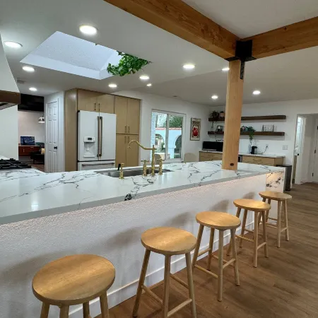 Bella Vista: 5-bed home w pool