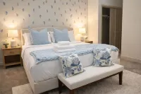 Relaxing 1BR Modern Home Getaway Perfect w/ Pool - Condos