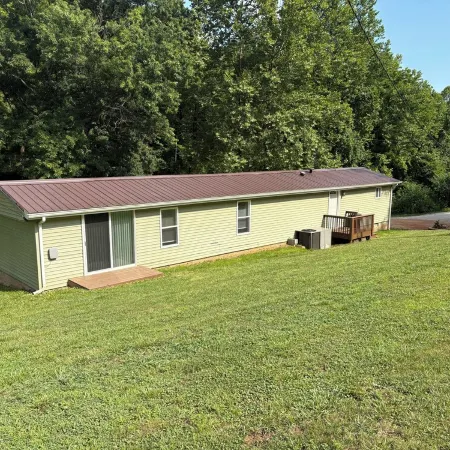 Rosey's Retreat Charming 2-bedroom Country Cottage in LaFollette, Tennessee WiFi