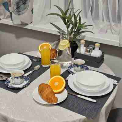 Metropolitan Stay 89 Apart City Center Dining/Meeting Rooms
