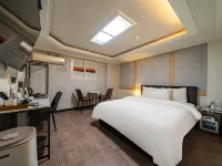 Mini Hotel Boom Hotels near Seoho Park