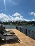 3-bedroom modern mid century cabin! Hot tub, fire pit and lake front - Chalets