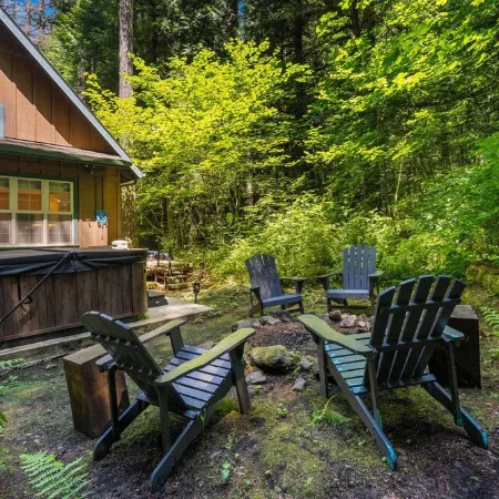 Cozy Cascade Cabin. Relaxing Hot Tub, Secluded, Spacious and Creek Nearby