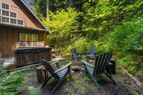 Cozy Cascade Cabin. Relaxing Hot Tub, Secluded, Spacious and Creek Nearby - 4-نجوم